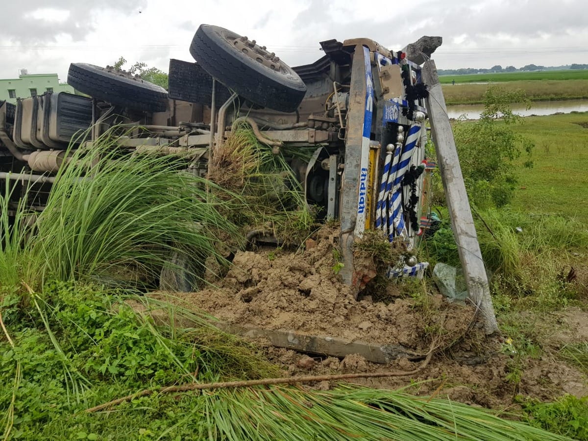 truck collapsed into two died on the spot