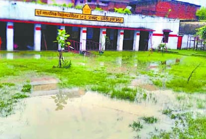 Rain kills four in districts of Awadh.