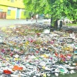 स्कूलों के पास कचरे के ढेर