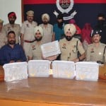 गिरफ्तार आरोपियों के बारे में जानकारी देते पुलिस अधिकारी