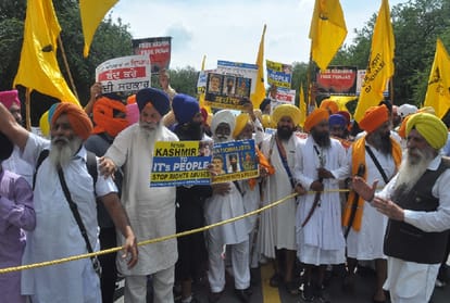 Sikh organizations demonstrated in support of Kashmiris in delhi