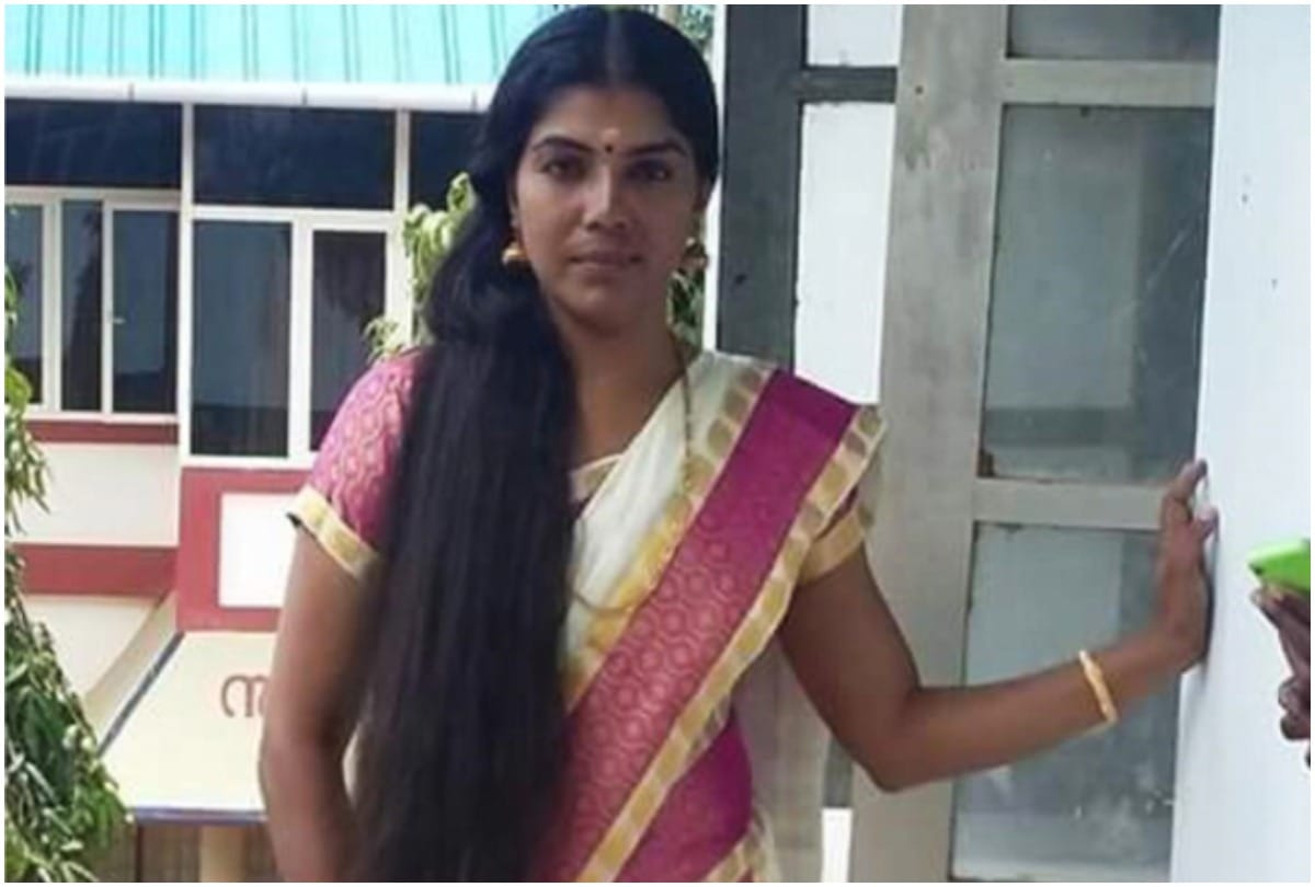 This woman police officer tonsures head for cancer patients in Kerala