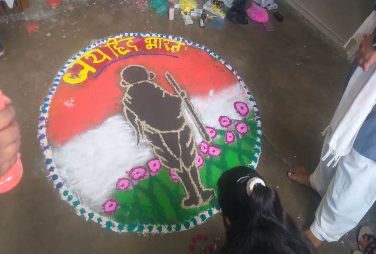 Aparajita 100 Million Smiles Girls made Rangoli message from clean India