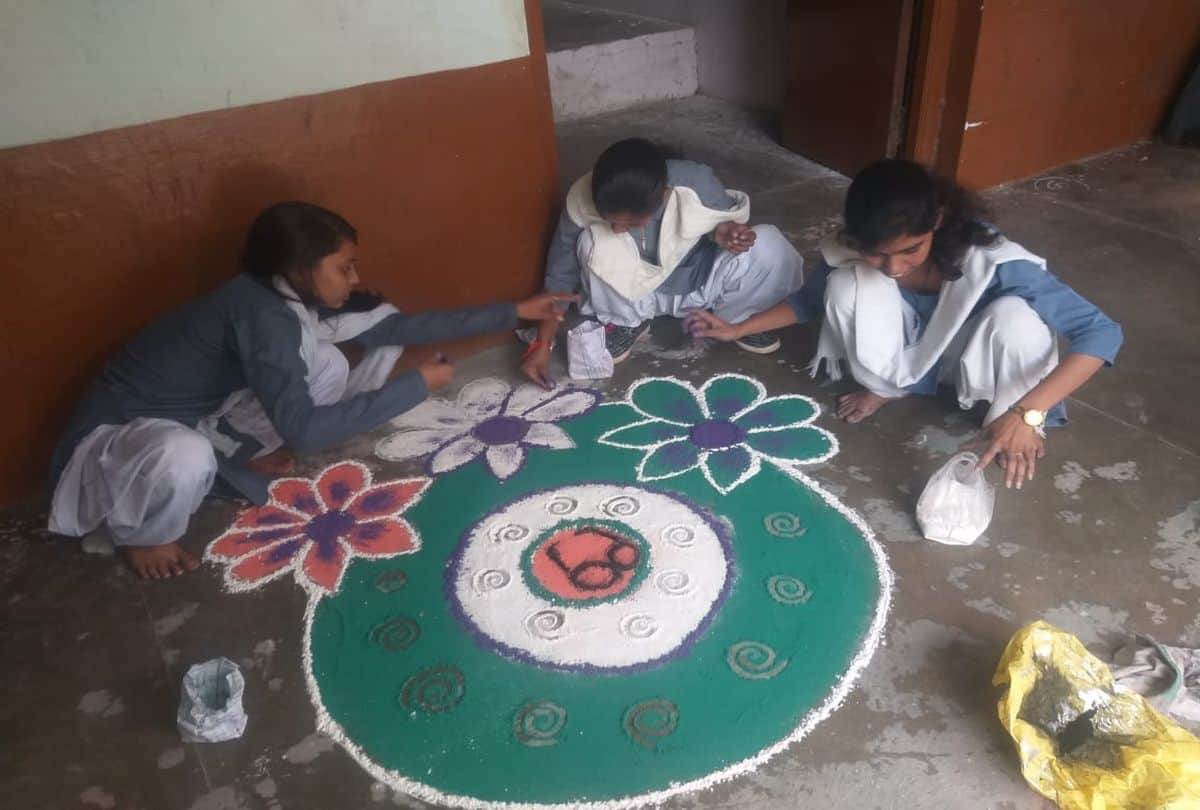 Aparajita 100 Million Smiles Girls made Rangoli message from clean India