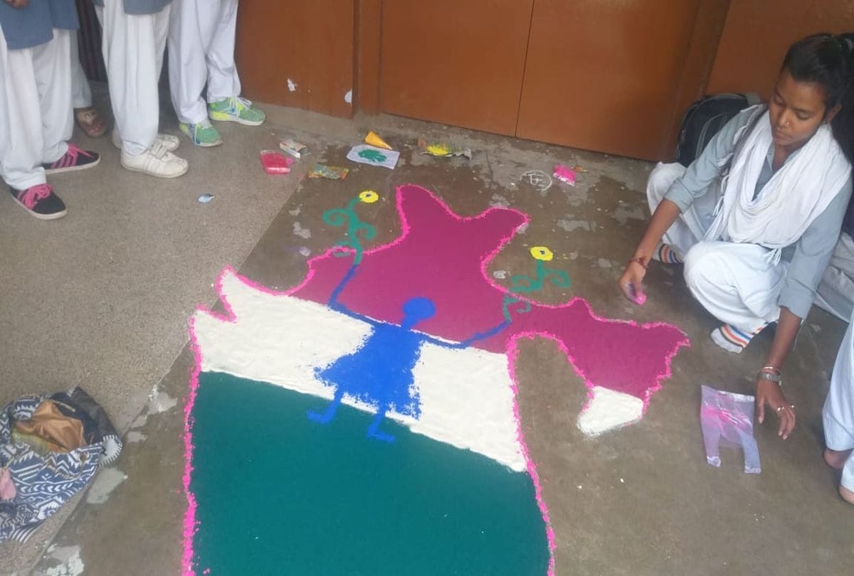 Aparajita 100 Million Smiles Girls made Rangoli message from clean India