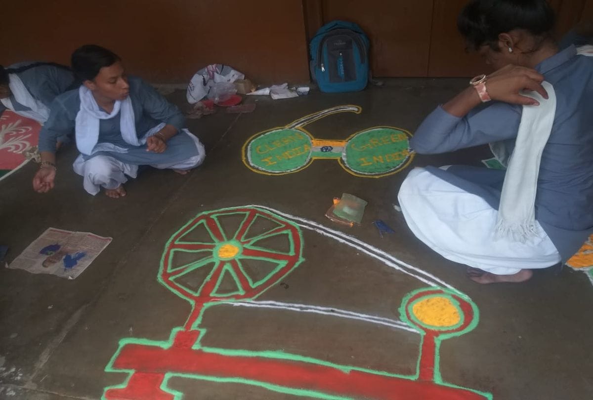 Aparajita 100 Million Smiles Girls made Rangoli message from clean India
