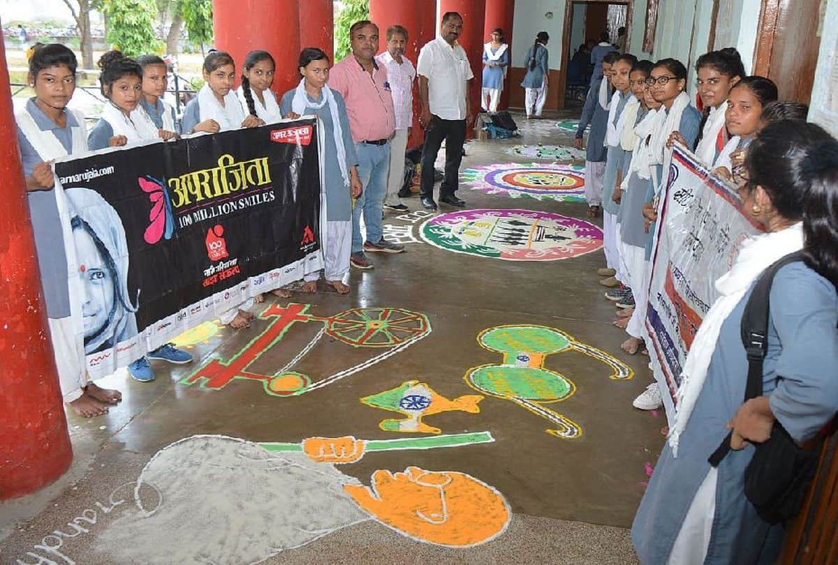 Aparajita 100 Million Smiles Girls made Rangoli message from clean India