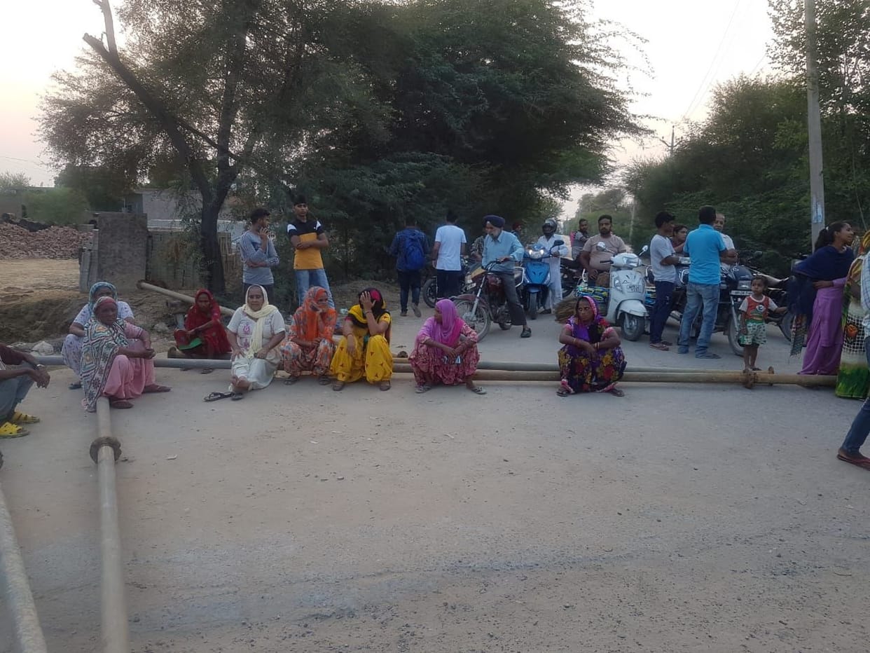 people of dayal colony road jammed due to lack of water supply