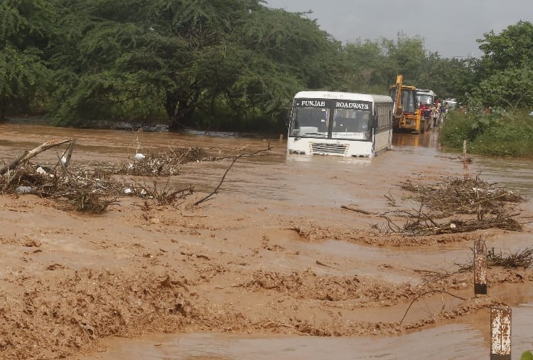 Bus get stuck In strong water flow In Chandigarh