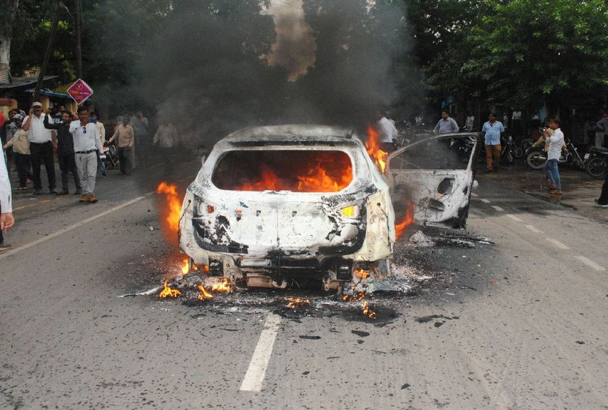 Young Man and His Girlfriend Burnt Car And Gun Firing Indise Story Mathura