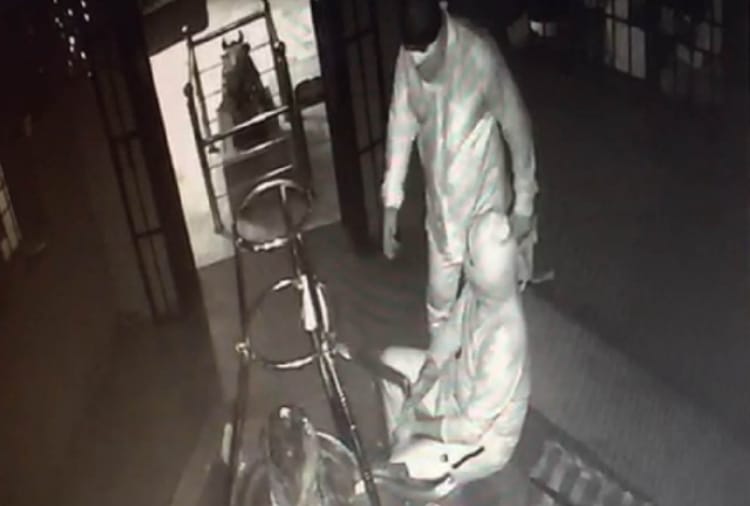 Theft in a temple in Mohali and Thieves escaped by putting clothes on CCTV
