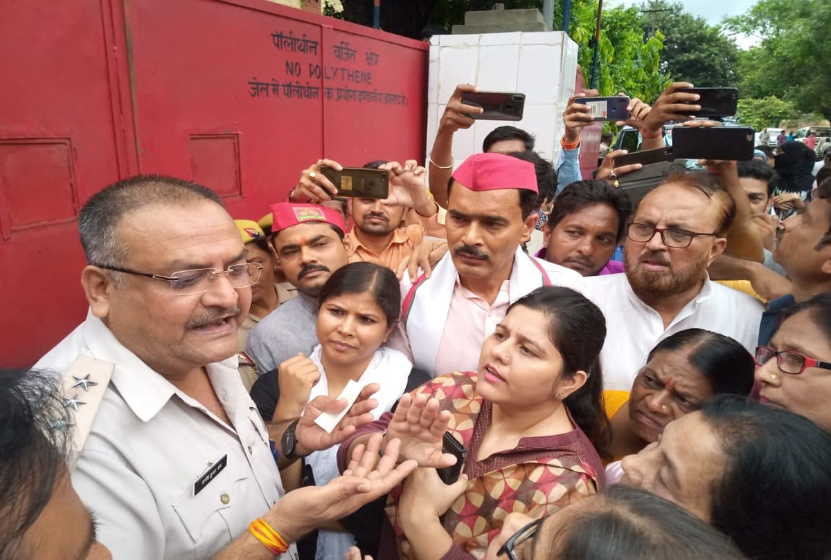 Swami Chinmayanand case SP leaders to meet victim girl in Shahjahanpur jail