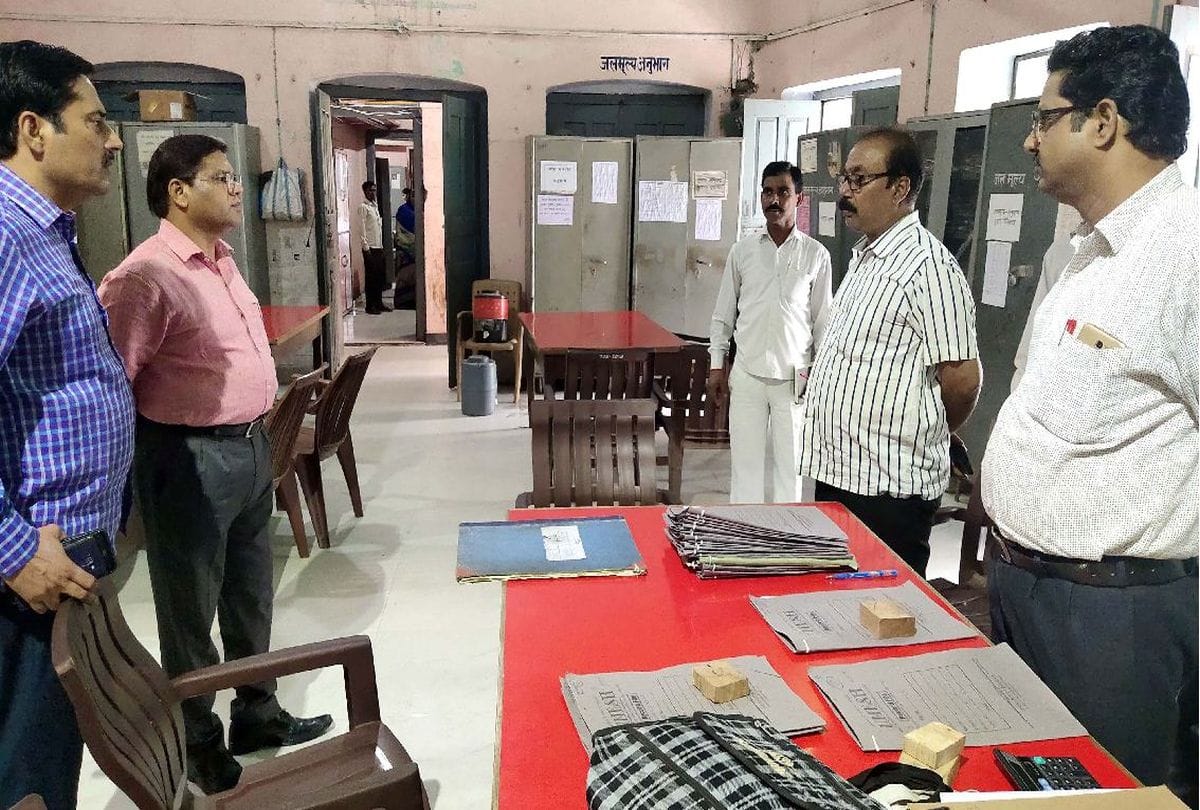DM sukhlal bharti surprise inspection of the etah municipality