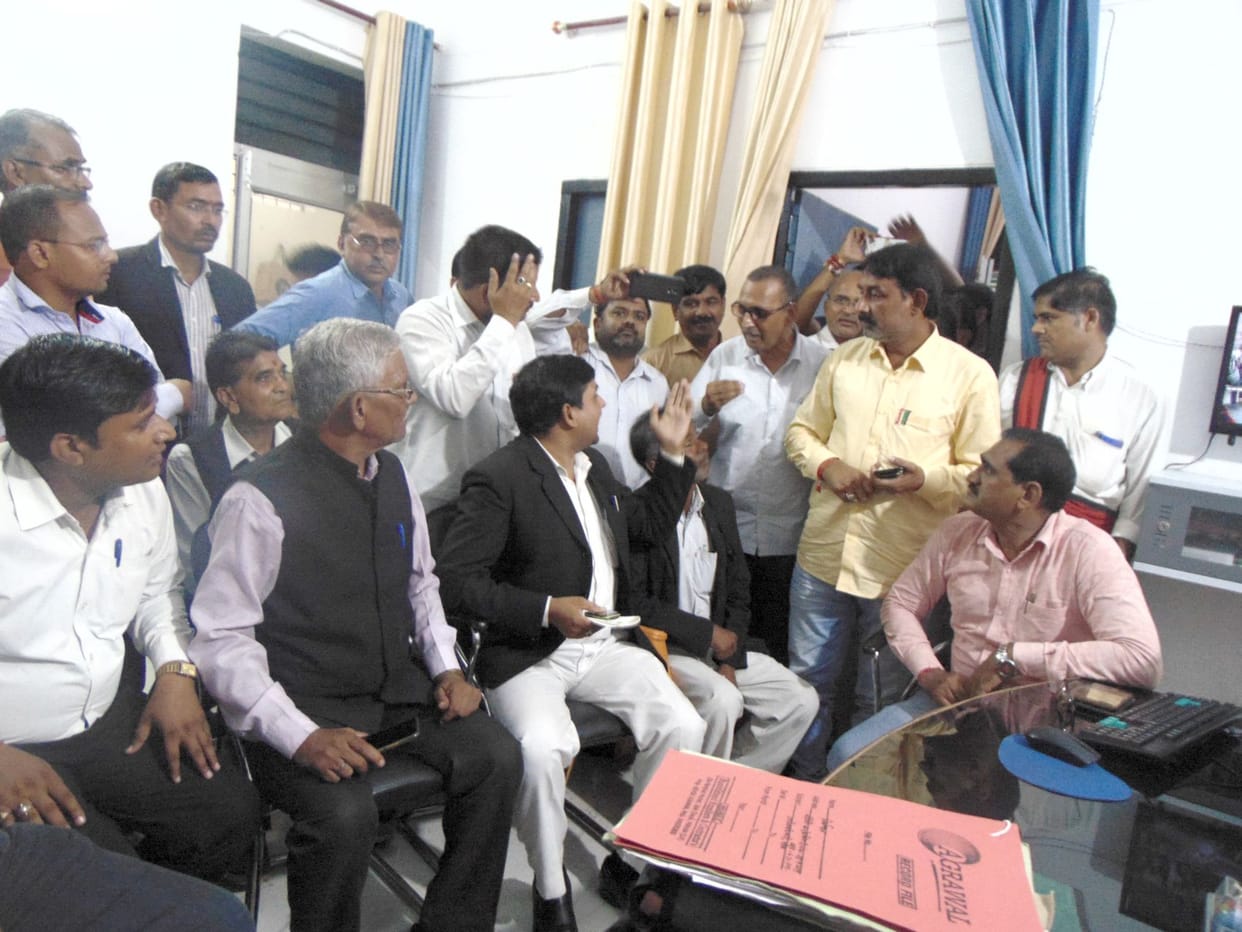 Advocate and Lekhpal clashed in Tehsil campus