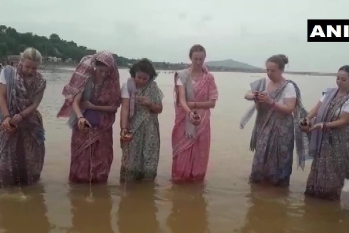 Foreigner women performed Tarpan during Pitru Paksha in Gaya