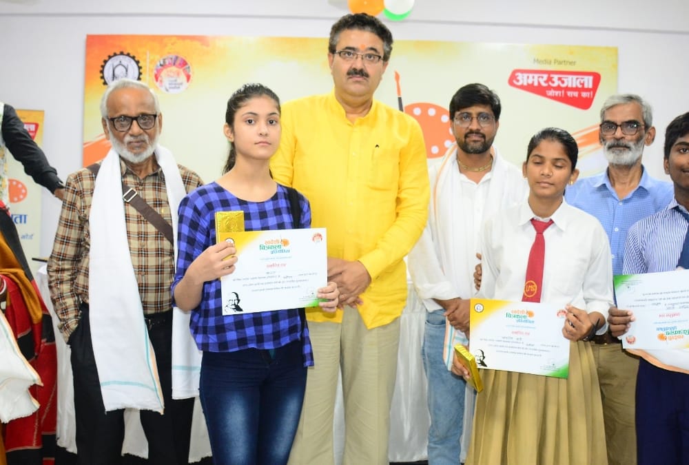 Exibition of mega painting competition of Amar Ujala and Khadi Gramodyog Board.