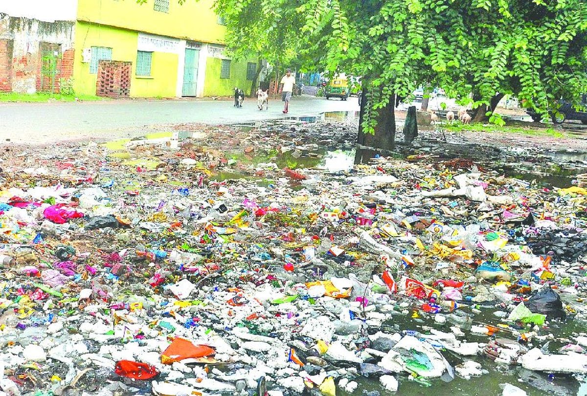 Garbage Near School Reality of Swachhta abhiyan in Agra