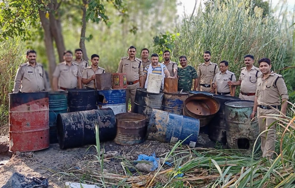 Team caught raw liquor furnace in Chandrapuri village