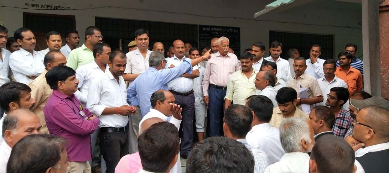 Angry over comments on Sathi, lawyers make SDM hostage in Tehsil