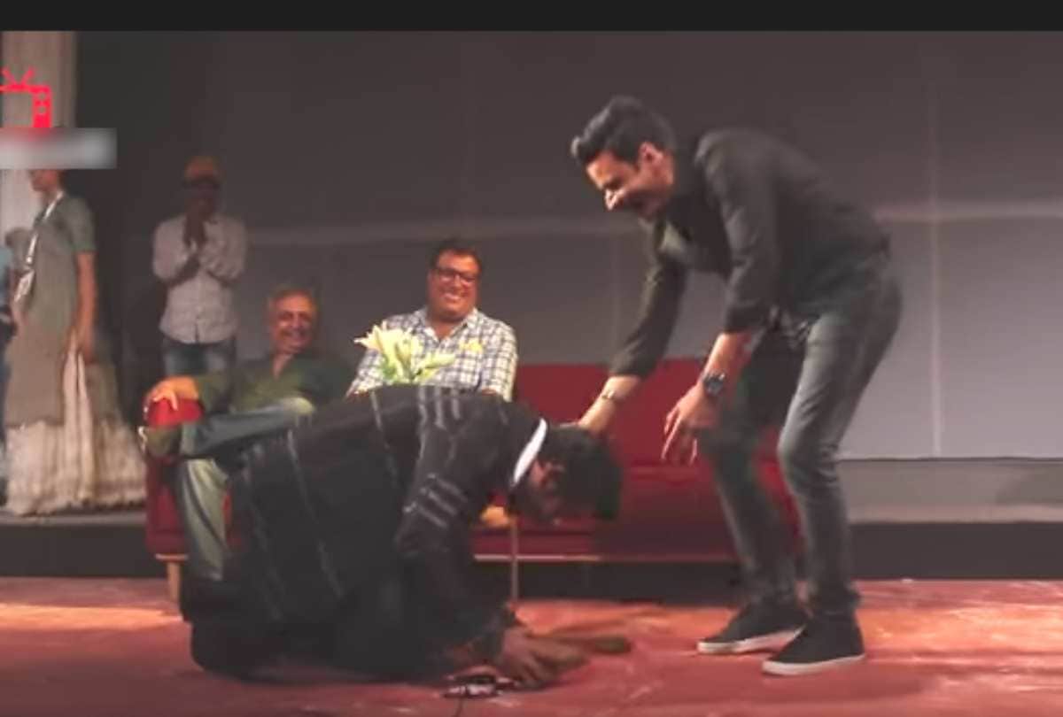 sunil grover bow down before manoj bajpai and put coconut in his feet