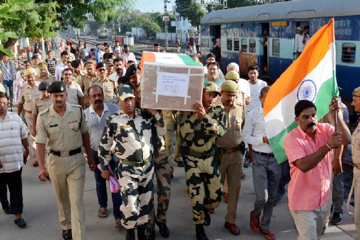 BSF jawan Vinod Kumar was cremated at Muzaffarnagar and all officers, leaders paid tribute