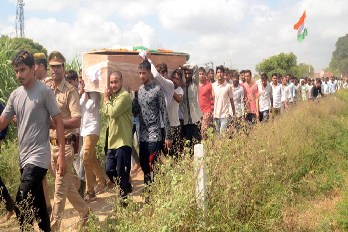 BSF jawan Vinod Kumar was cremated at Muzaffarnagar and all officers, leaders paid tribute