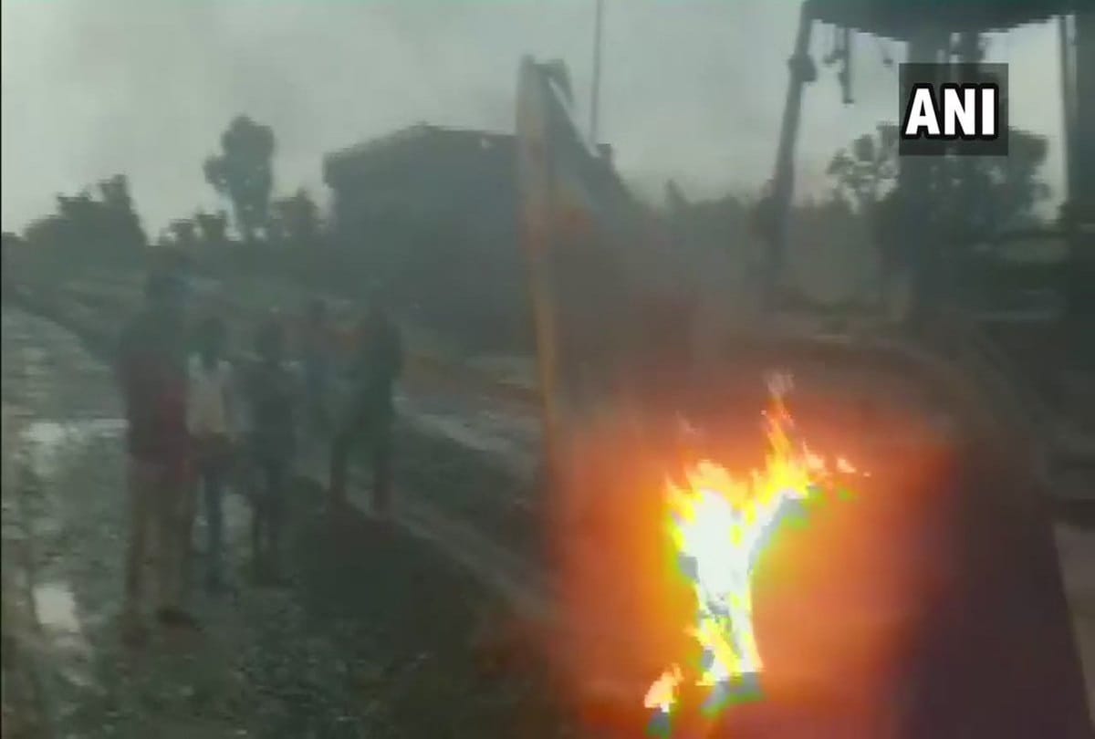 Bihar Naxals torched a JCB and other vehicles engaged in road construction in Gaya