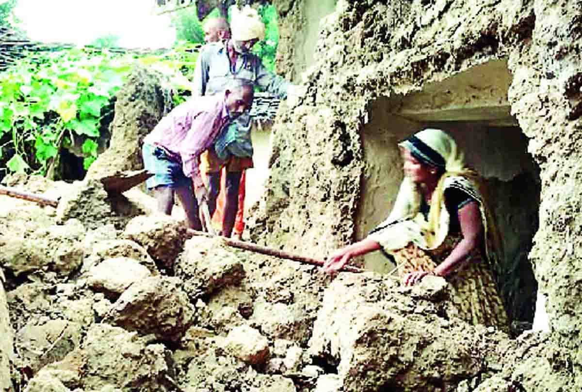four people died due to heavy rain and lightning in bundelkhand