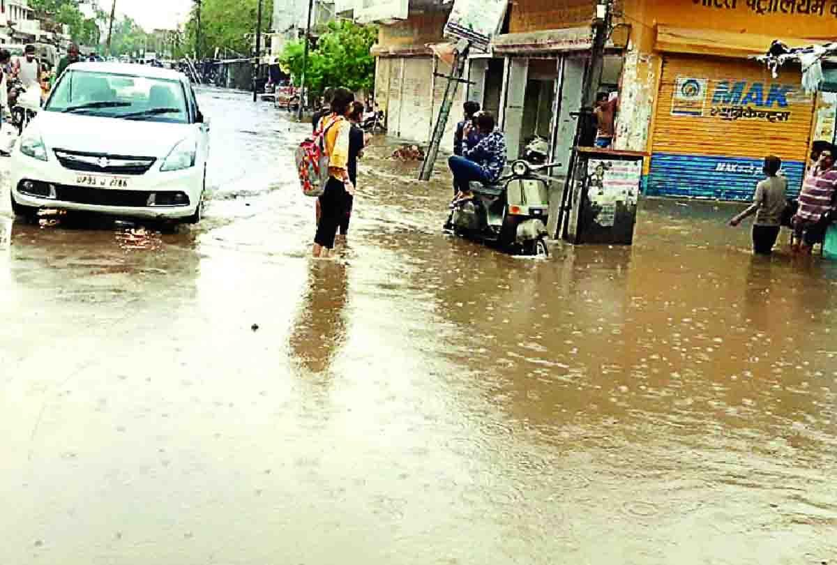 four people died due to heavy rain and lightning in bundelkhand