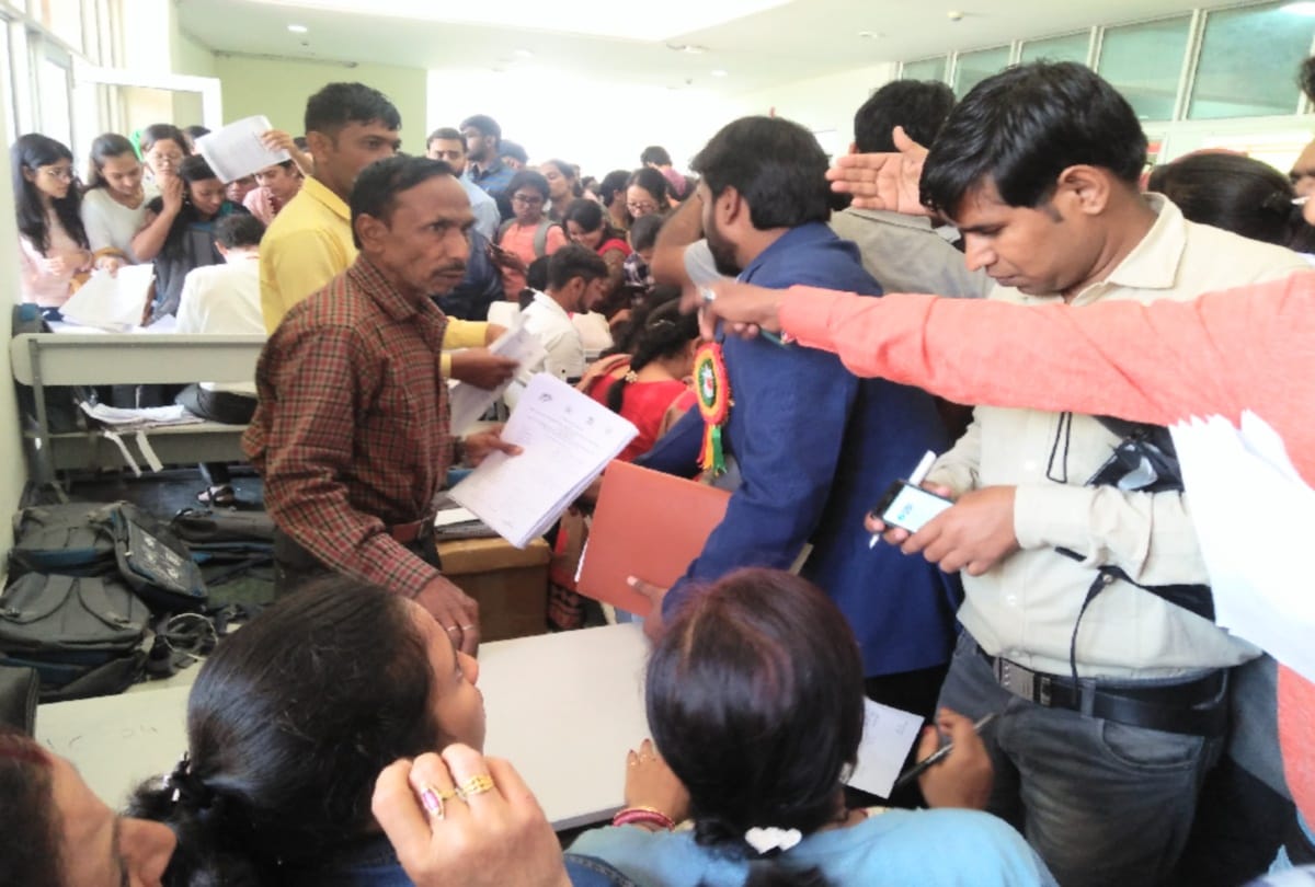 Controversial start of international conference, scientists and trainees forced to wander
