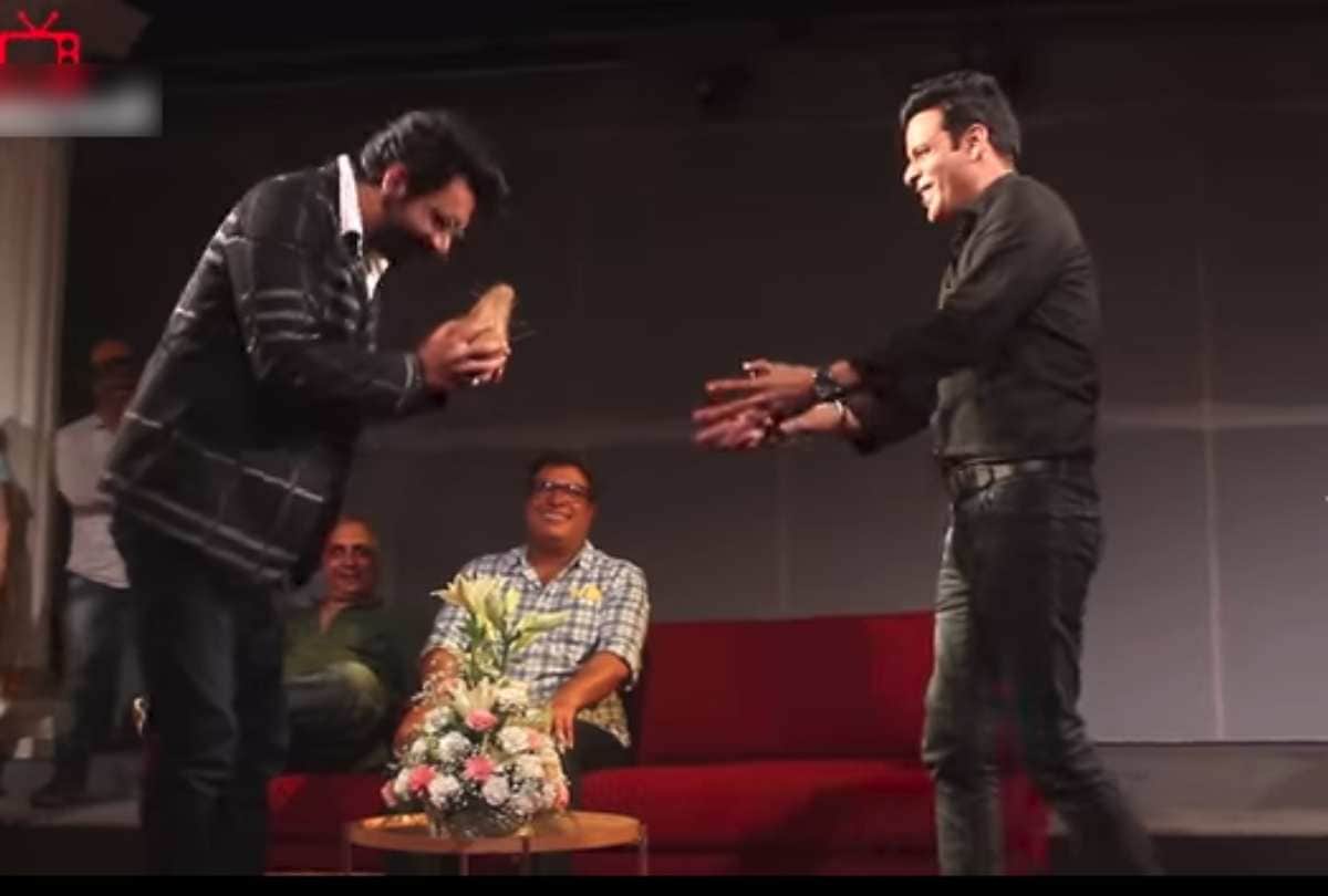 sunil grover bow down before manoj bajpai and put coconut in his feet