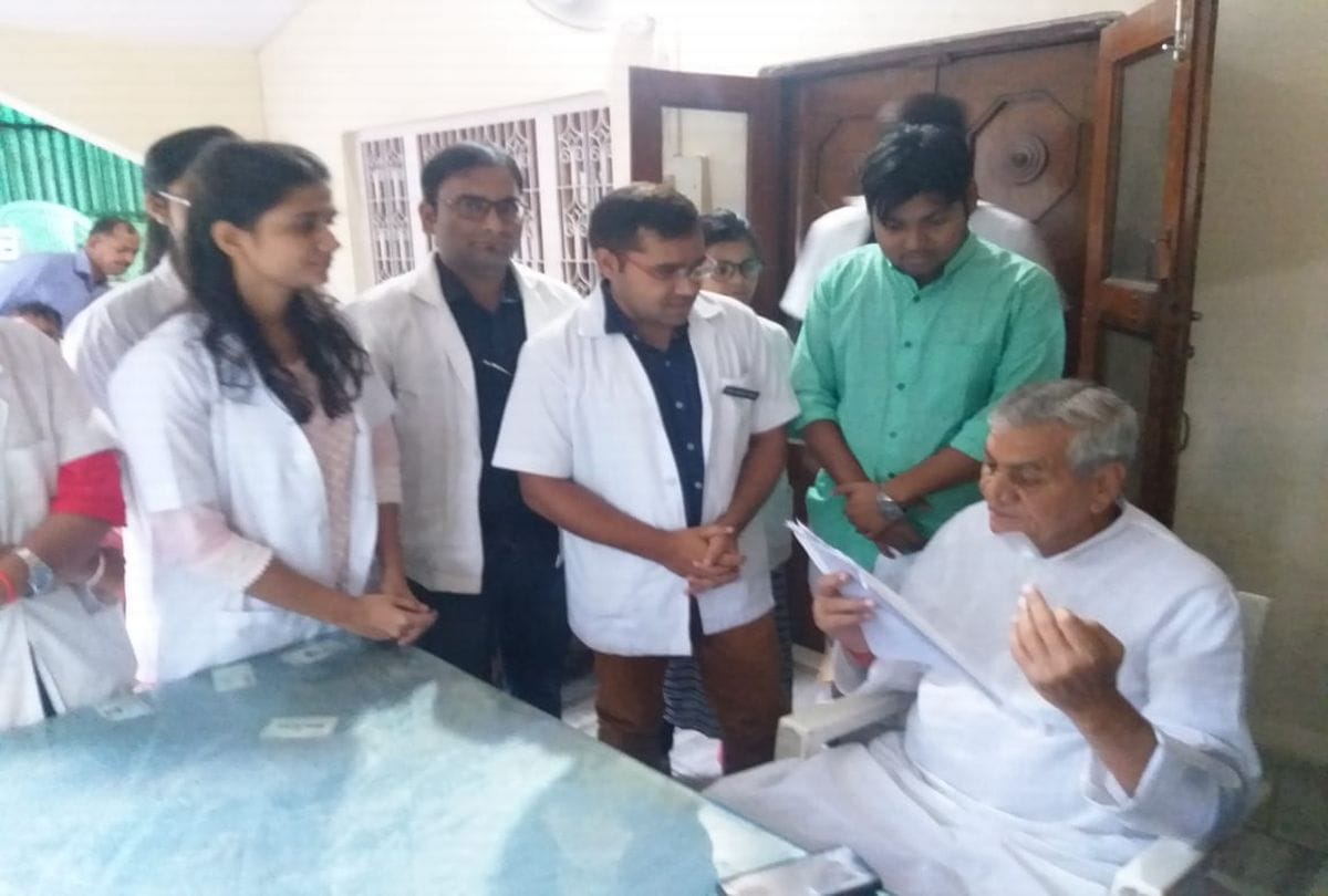 veterinary university mathura student meets up minister laxmi narayan