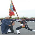 प्रेसिडेंट्स कलर्स से सम्मानित करते राष्ट्रपति रामनाथ कोविंद