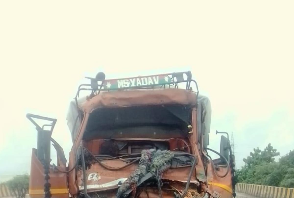 Lucknow News, DCM collide with truck in lucknow, one died and one injured