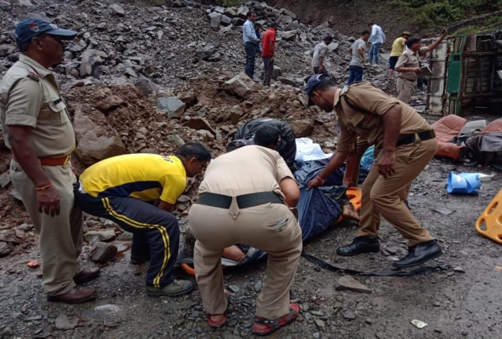 Punjab Pilgrims Killed after Stone Fall on Tempo traveller on badrinath Highway photos