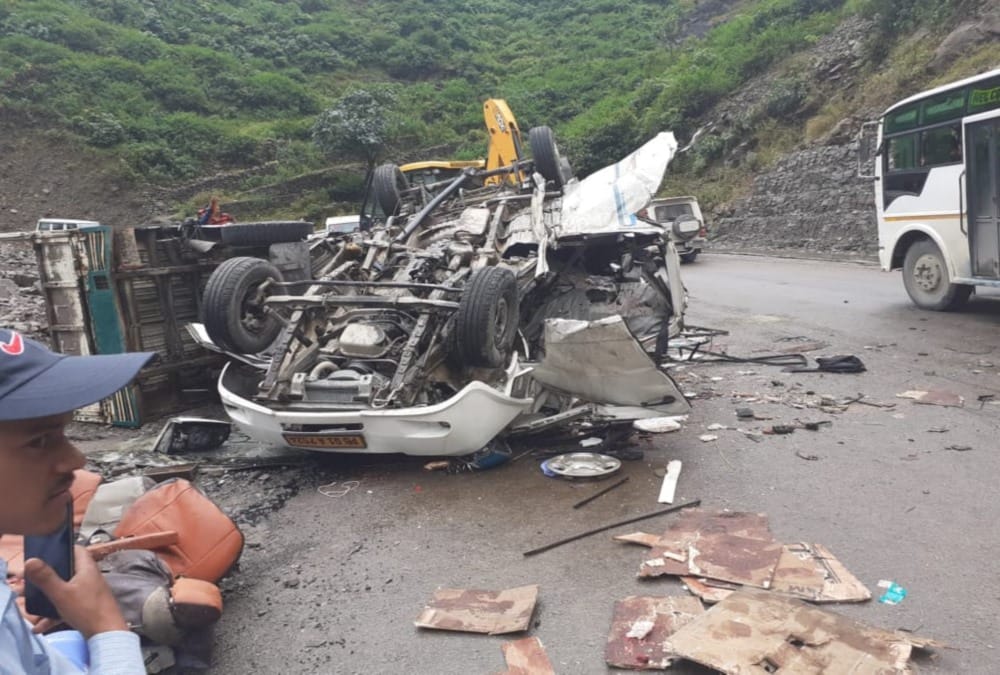 Punjab Pilgrims Killed after Stone Fall on Tempo traveller on badrinath Highway photos