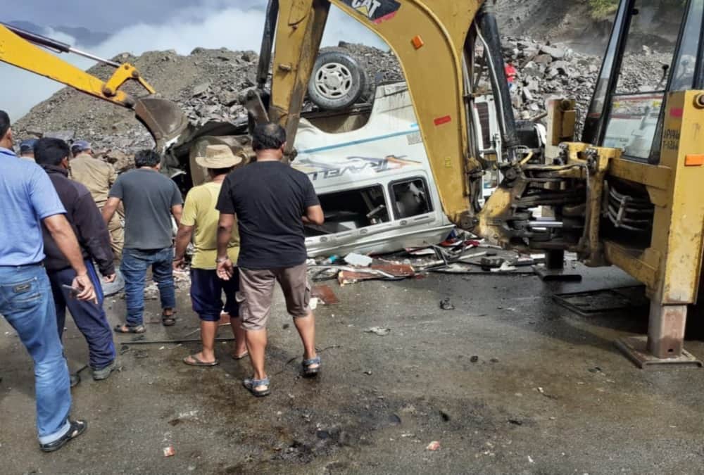 Punjab Pilgrims Killed after Stone Fall on Tempo traveller on badrinath Highway photos
