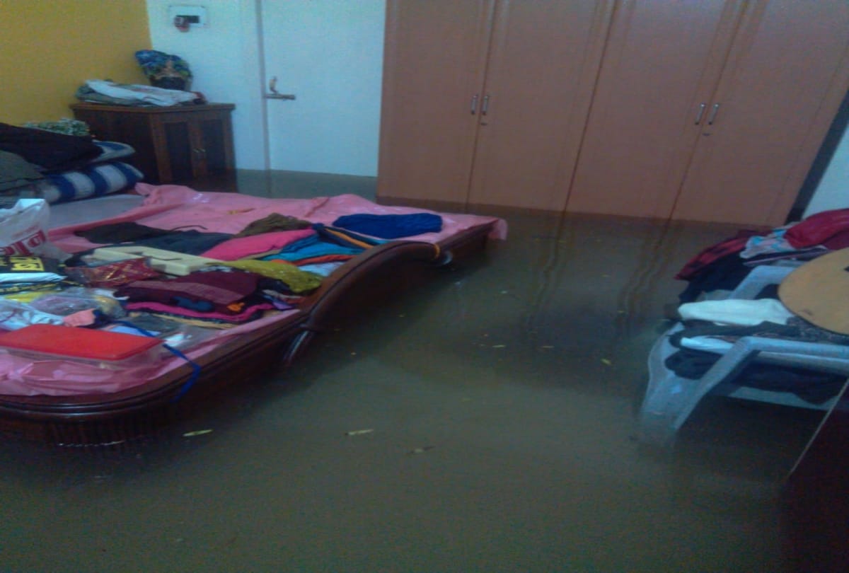 People are facing problem  from home to hospital due to Heavy rain in bihar