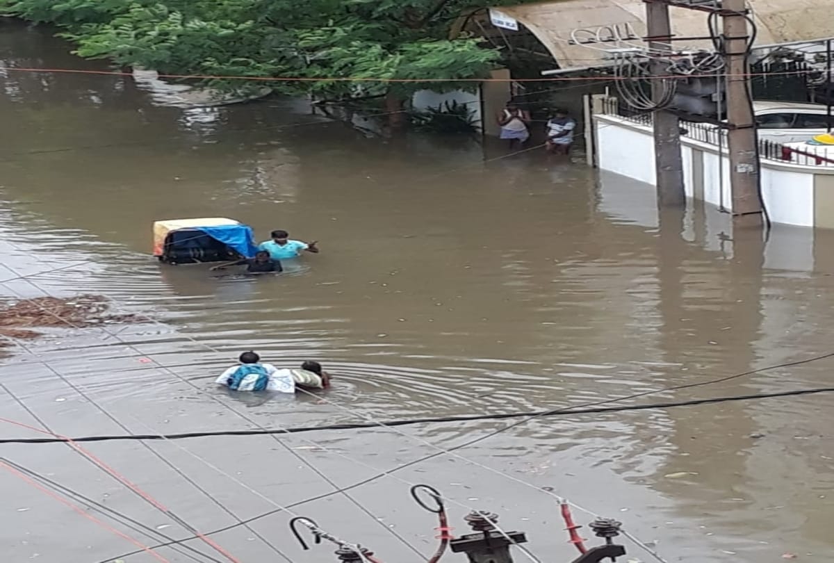People are facing problem  from home to hospital due to Heavy rain in bihar