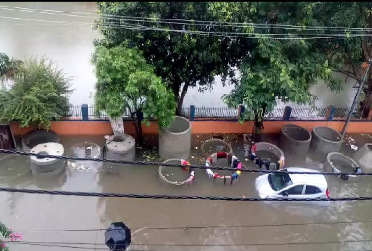 People are facing problem  from home to hospital due to Heavy rain in bihar