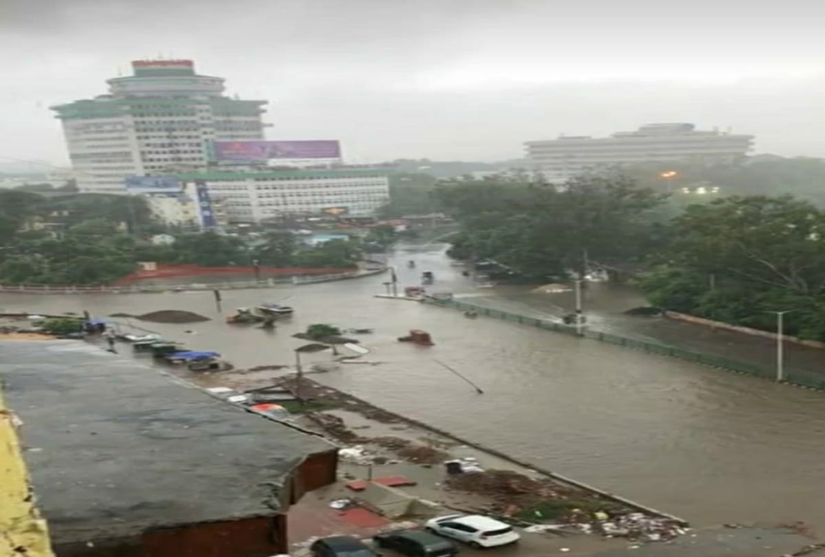 People are facing problem  from home to hospital due to Heavy rain in bihar