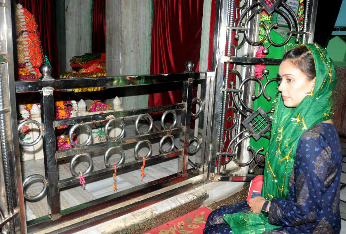 bollywood actress Hrishitaa Bhatt Presents Chadar On Dargah Markaj Sabri Agra