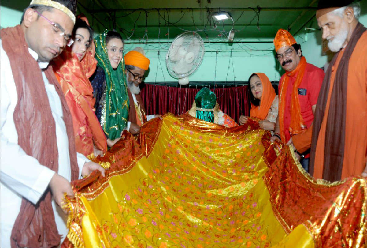 bollywood actress Hrishitaa Bhatt Presents Chadar On Dargah Markaj Sabri Agra
