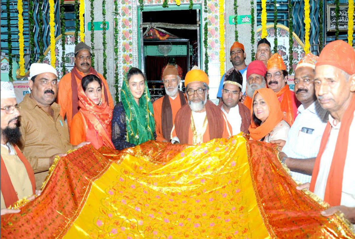 bollywood actress Hrishitaa Bhatt Presents Chadar On Dargah Markaj Sabri Agra