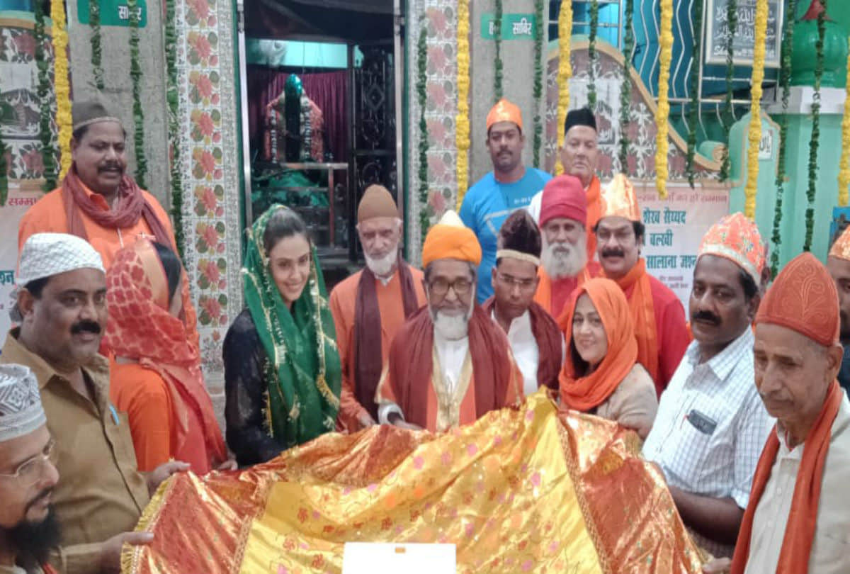 bollywood actress Hrishitaa Bhatt Presents Chadar On Dargah Markaj Sabri Agra