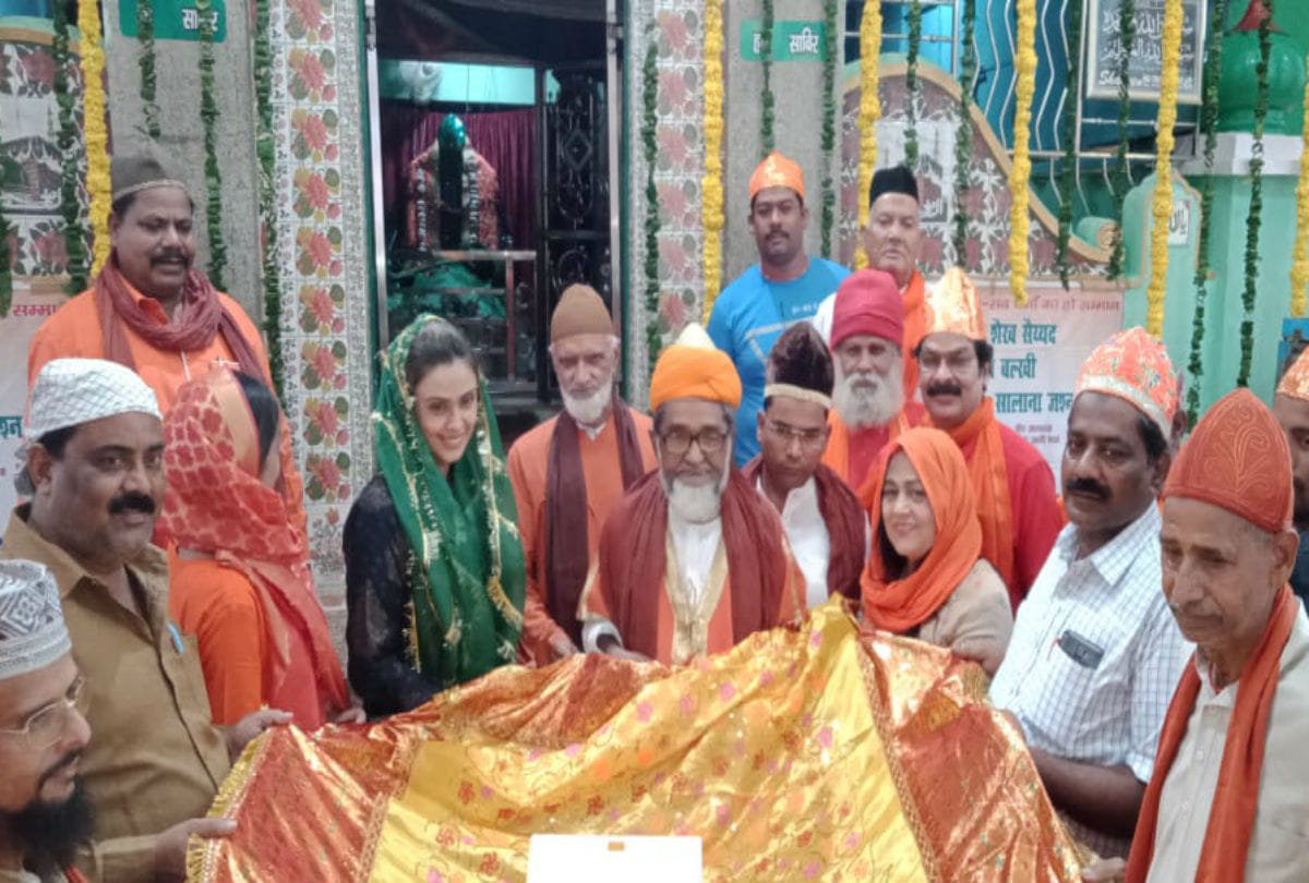 bollywood actress Hrishitaa Bhatt Presents Chadar On Dargah Markaj Sabri Agra