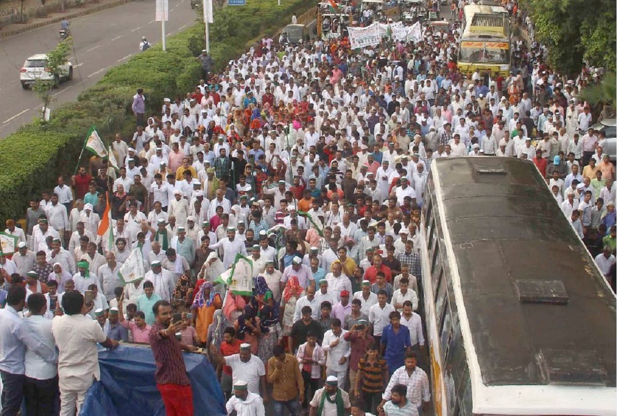 Noida farmers protest against authority reaches sector 6 office with demands