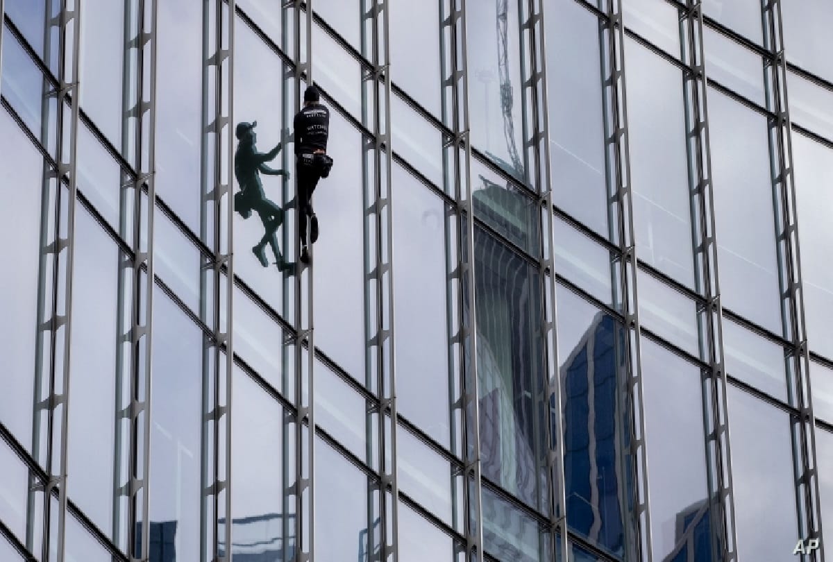 French Spiderman Alain Robert climbed 42 floor building, police have been arrested