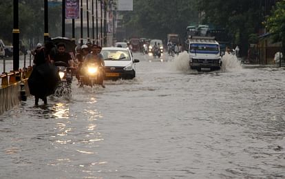 MP Weather Report: प्रदेश में कई जिलों में भारी बारिश से जन जीवन प्रभावित, आठ जिलों के लिए रेड अलर्ट MP Weather: Life affected due to heavy rains in many districts of the state, red alert for eight districts
