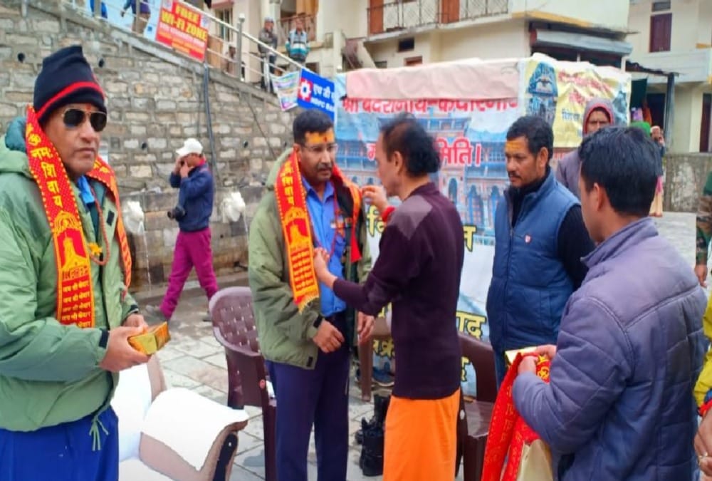 Indian Navy Vice Admiral Vimal Verma visited kedarnath and done meditation in cave